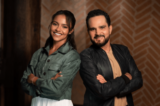 Luciano Camargo e Julia Vitória se unem em releitura de clássico da música cristã