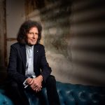 Mestre do folk pop, Gilbert O’Sullivan recria clássicos da discografia no álbum Songbook