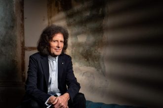 Mestre do folk pop, Gilbert O’Sullivan recria clássicos da discografia no álbum Songbook