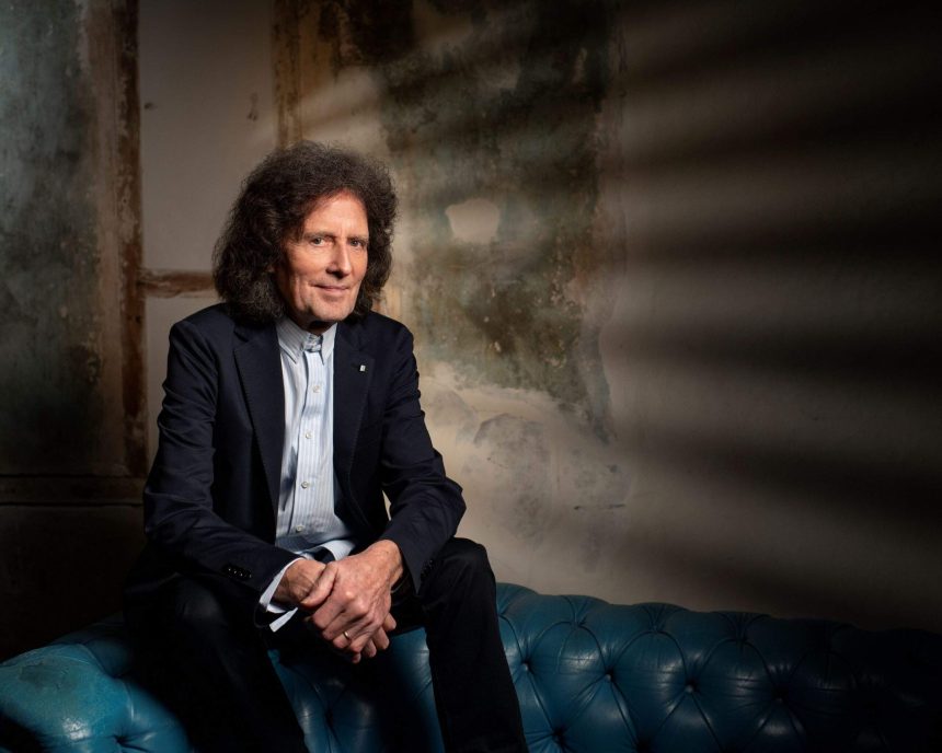 Mestre do folk pop, Gilbert O’Sullivan recria clássicos da discografia no álbum Songbook