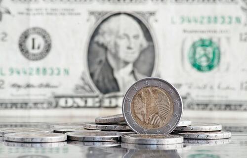 Dólar encerra última sessão em leve queda, a R$ 5,75