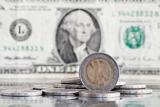 Após queda, dólar volta a fechar em alta, cotado a R$ 5,63
