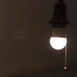 Bandeira amarela na conta de luz já está valendo; veja como economizar