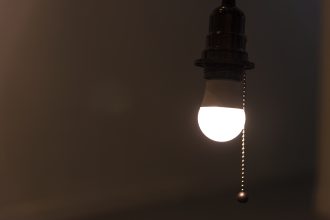 Bandeira amarela na conta de luz já está valendo; veja como economizar