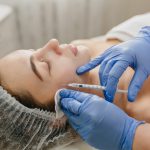 Biólogos na Estética? Nova resolução autoriza procedimentos injetáveis por profissionais da Biologia e reacende polêmica