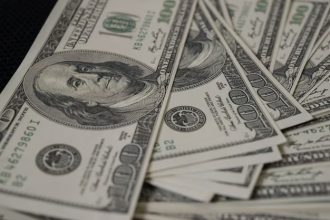 Dólar em alta, cotado a R$ 5,67