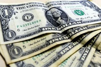 Dólar fecha última sessão em queda e vai a menor patamar em 7 meses
