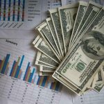 Em alta, dólar chega a R$ 5,67 no último pregão