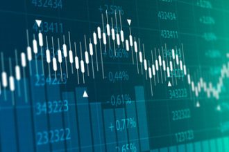 Ibovespa fecha quase estável e começa maio aos 135 mil pontos