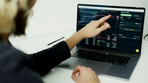 Ibovespa encerra o dia com alta de 0,45%, a 137.165 pontos