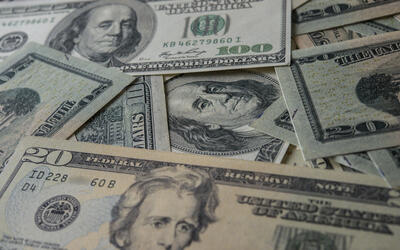 Dólar fecha em queda e é cotado a R$ 5,51 com influência do cenário externo