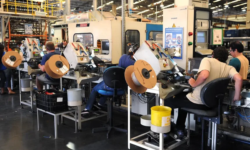 Faturamento da indústria cresce 6,5% no semestre, mas recuo recente acende alerta da CNI