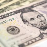 Dólar: moeda fecha último pregão em alta
