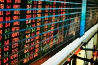 Ibovespa cai com incertezas fiscais e dólar em alta