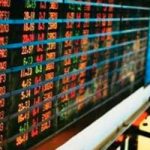 Ibovespa fecha em queda por fatores econômicos e políticos