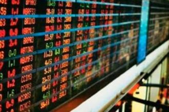 Ibovespa fecha em queda por fatores econômicos e políticos