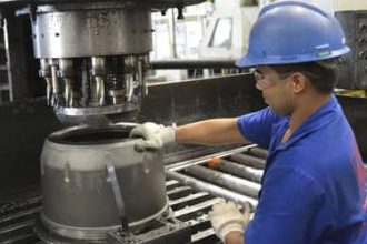 Juros altos dificultam crescimento da indústria e reduzem renda das famílias