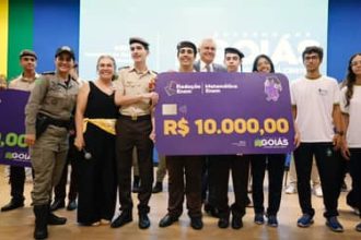 Governo de Goiás entrega até R$ 10 mil para destaques da rede estadual no Enem 2025