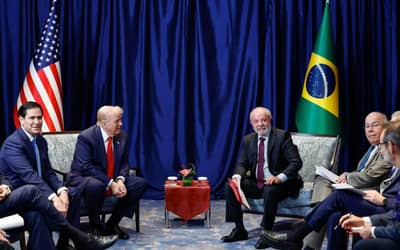 Novo tarifaço de Trump é frágil, mas deve beneficiar o Brasil, apontam especialistas