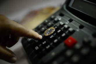 IPCA de fevereiro: preços sobem 0,70% puxados por educação, mas inflação em 12 meses melhora