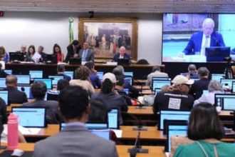 Após pedido de vista, comissão da Câmara adia votação do fim da escala 6×1