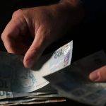 Endividamento entre quem ganha menos é impulsionado por saúde e desemprego, aponta pesquisa