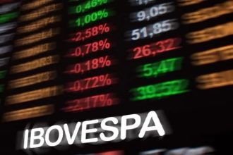 Ibovespa opera em alta e fecha mercado em 177.650 pontos