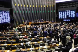 PEC do fim da escala 6×1 é “inadequada e inoportuna”, avalia CNI