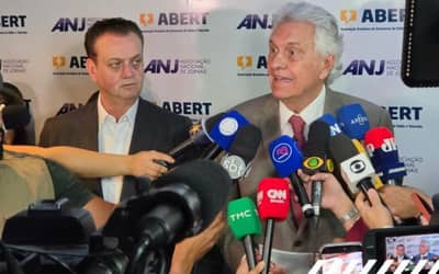 Caiado apresenta propostas para comunicação, segurança e economia em encontro da ABERT e ANJ