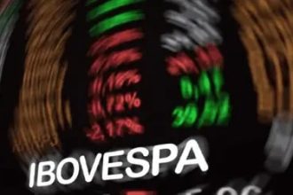Ibovespa fecha o último pregão aos 166.335 pontos, após alta da Petrobras limitar perdas