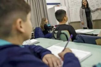 Piso do magistério pode gerar aumento de gastos para municípios com efeito cascata, alerta CNM