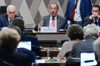 CCJ do Senado aprova proposta que acaba com escala 6×1