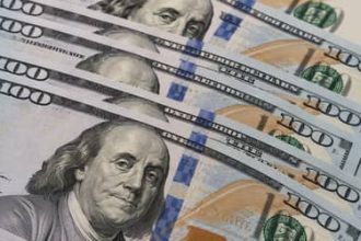 Dólar recua após fala de dirigente do Fed sobre juros