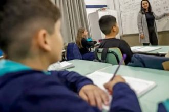 Escolaridade brasileira não acompanha demanda por profissionais qualificados, aponta CNI