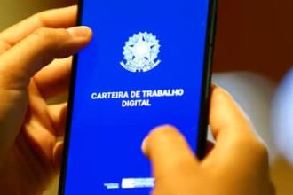Geração de empregos perde ritmo no Brasil, enquanto comércio sente impacto dos juros e do crédito