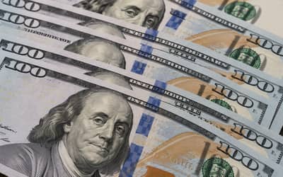 Dólar fecha em alta com pressão dos juros globais e avanço do petróleo