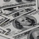Dólar fecha em forte baixa e encerra o dia cotado a R$ 4,99