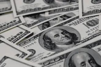 Dólar fecha em forte baixa e encerra o dia cotado a R$ 4,99