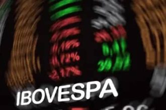 Ibovespa fecha em forte alta de 7,7% e supera os 206 mil pontos