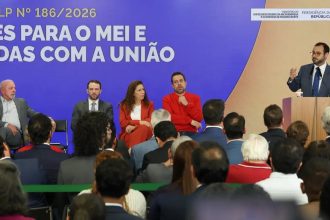 Lula sanciona lei que eleva teto do MEI e perdoa dívidas federais