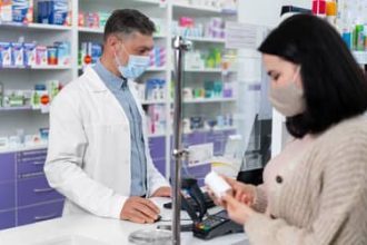 Piso salarial dos farmacêuticos: CNM alerta para impacto de R$ 309 milhões por ano nos cofres municipais